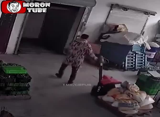 Video :Whoa, this Chinese guy almost dies (again, thanks to an elevator)